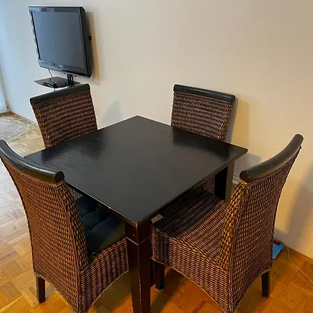 Aparment In Popular Neighborhood *